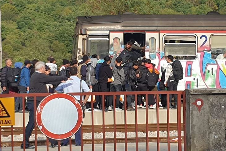 Migranti se u Lupoglavu ukrcavaju u vlak za Buzet (foto: Arhiva)
