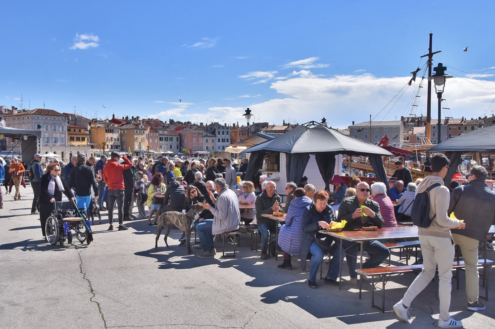 ROVINJSKIDORUCAK09_pula_090423.JPG ROVINJ - 09.04.2023. 09USKRSNI DORUCAK NA ROVINJSKOJ RIVI,GRAD PREPUN TURISTA  KOJI SU UZIVALI U ODLICNOJ  PONUDI . SNIMIO DUSKO MARUSIC CICI