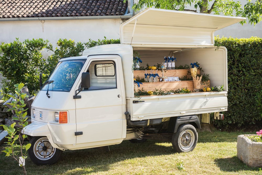 Kultna trokolica Piaggio Ape - "transformer" koja služi za slatki stol, bar ili foto kutak