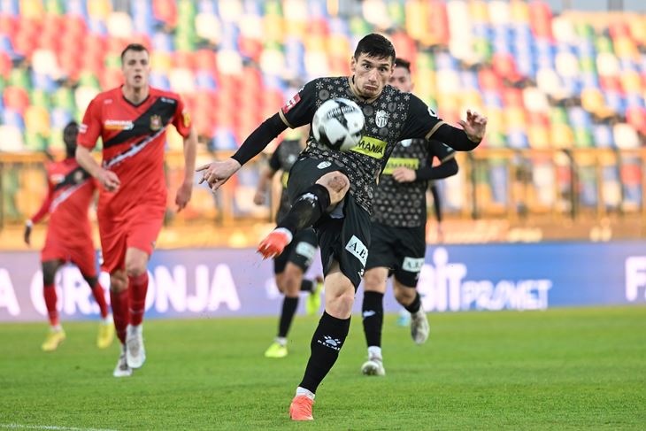 POSLAO LOPTU U "MALU MREŽICU" - Luka Hujber (foto Goran MEHKEK/ CROPIX)