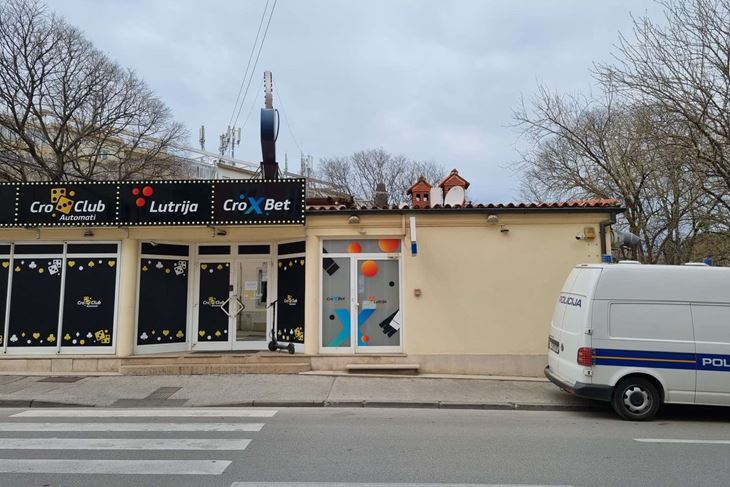 Upravo ispred casina (snimila Doria MOHOROVIĆ)