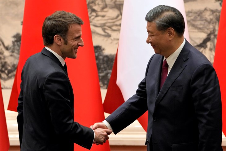 Francuski predsjednik Emmanuel Macron i njegov kineski kolega Xi Jinping (EPA)