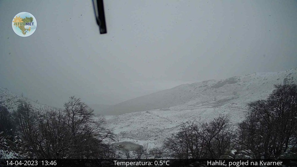 Snijeg u petak na Hahliću (Foto: Istramet webcam)