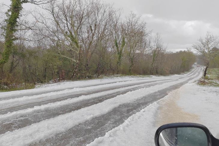 Tuča danas kod Oprtlja (Foto: Goran Meteo Kovačević / Facebook)