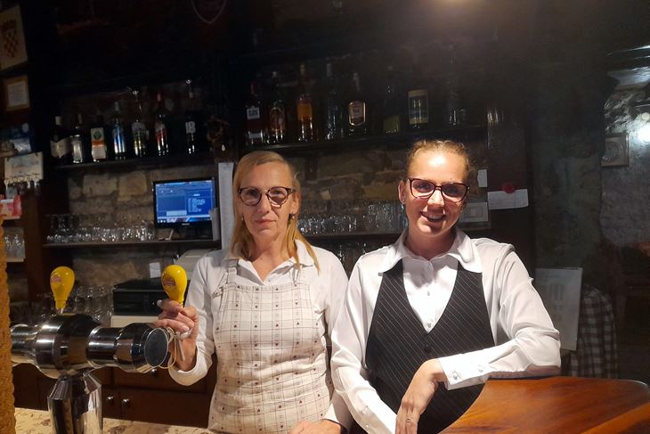 Vlasnica Svetlana Buljan s kćerkom Tinom Matković, a u konobi radi i druga kći, Nikolina Božić (snimio Anđelo DAGOSTIN)