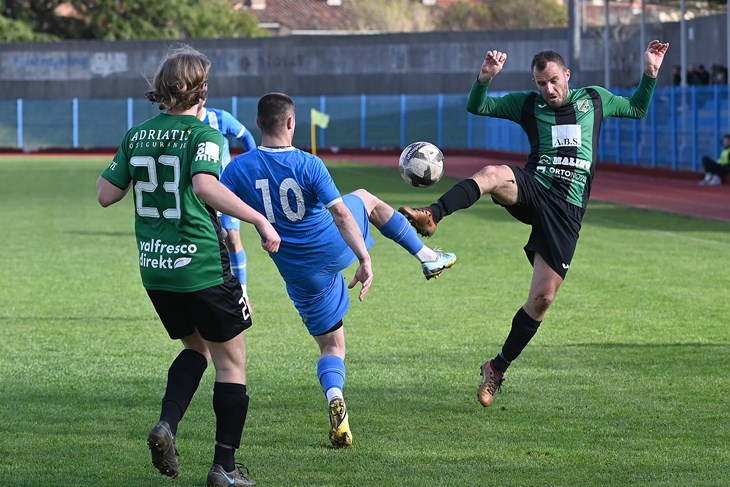 NAČEO MREŽU "BRODOGRADITELJA" - Toni Rudan (desno) u duelu sa Sebastianom Jokićem (Snimio Danilo Memedović)