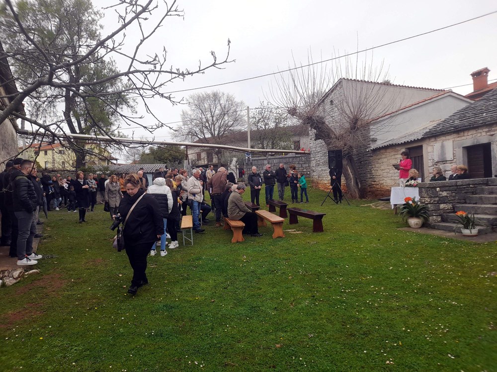 Dvorište Dobriline rodne kuće (Snimio Anđelo Dagostin)
