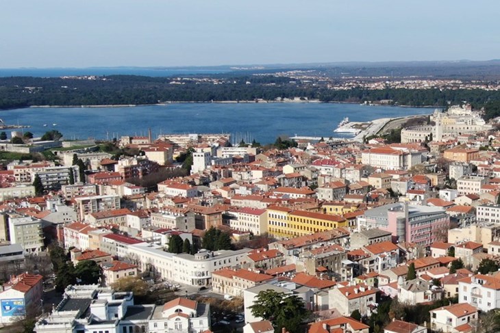 Pula iz zraka panoramaizvor Grad Pula