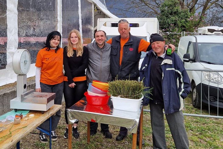 Feručo (desno) i Marino Vok (u sredini) s domaćinima uz najljepši mac od 6,5 kilograma (snimio Luka JELAVIĆ)