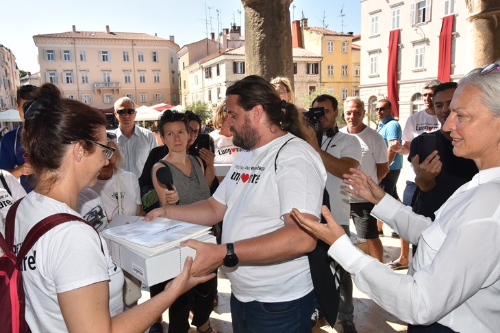 Predaja potpisa za referendum prošle godine, kojoj se posebno radovala tadašnja predsjednica Vijeća Dušica Radojčić (snimio Duško MARUŠIĆ ČIČI)