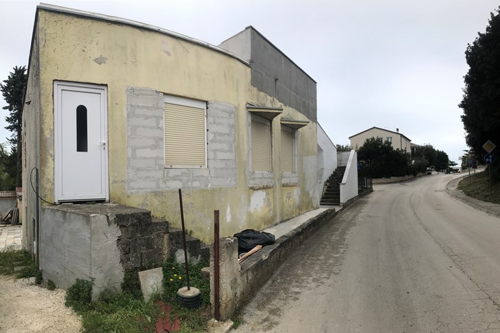 Pomoćna zgrada za koju, kako tvrdi Općina, nije plaćen komunalni doprinos (snimio Paulo GREGOROVIĆ)