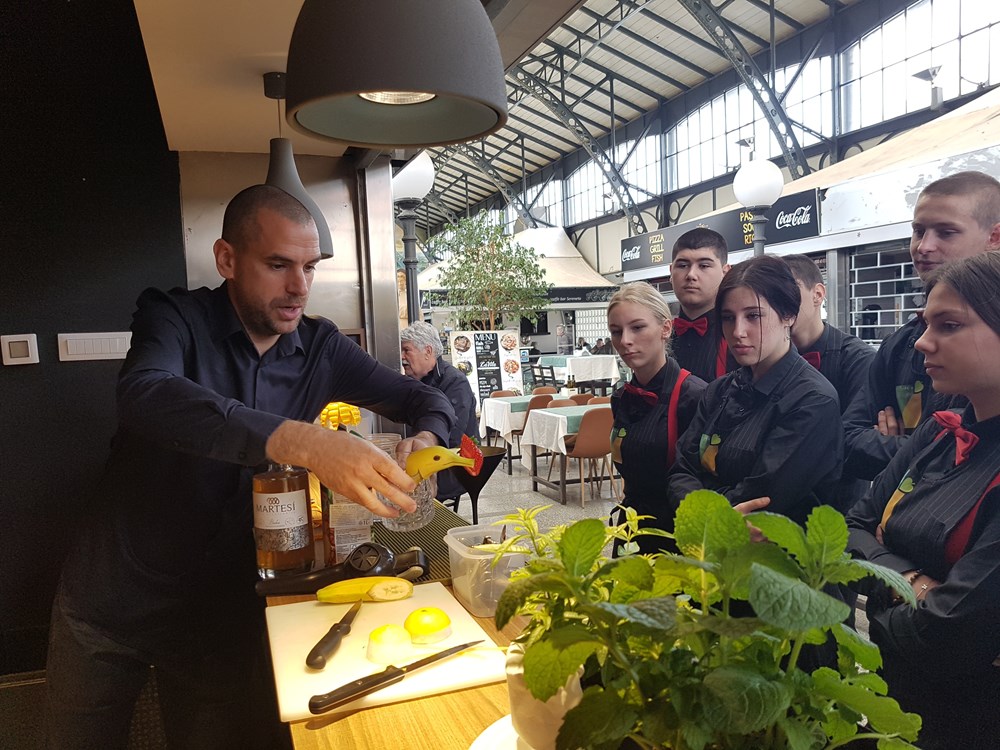 Barmen Marko Ristić pokazuje kako se pripremaju kokteli (Snimila Mirjana Vermezović Ivanović)