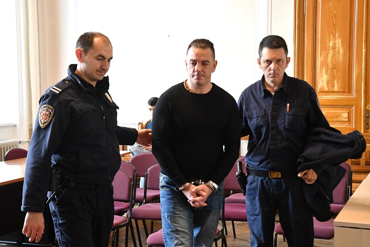S objave presude Dejanu Tunukoviću (snimio Milivoj Mijošek)