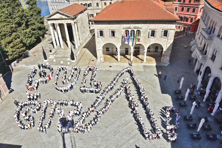 Milenijska fotografija "Pula čita" (snimio Duško MARUŠIĆ ČIČI)