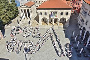 Milenijska fotografija "Pula čita" (snimio Duško MARUŠIĆ ČIČI)