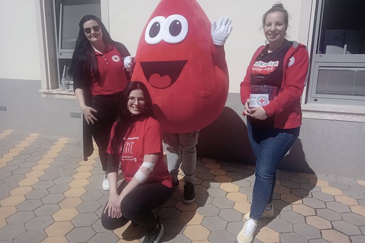 Studenti pulskog Sveučilišta Jurja Dobrile darivali krv (snimila Jelena MILOVIĆ)