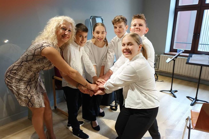 Kvintet harmonika Umjetničke škole Poreč - Lucia Janko, Leona Janko, David Pršurić, Erik Petrović i Arian Matić, te ravnateljica škole Sanjica Sara Radetić