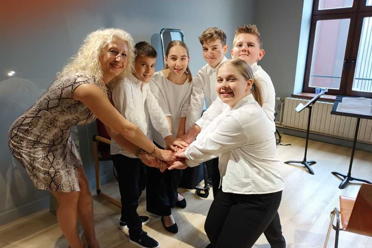 Kvintet harmonika Umjetničke škole Poreč - Lucia Janko, Leona Janko, David Pršurić, Erik Petrović i Arian Matić, te ravnateljica škole Sanjica Sara Radetić