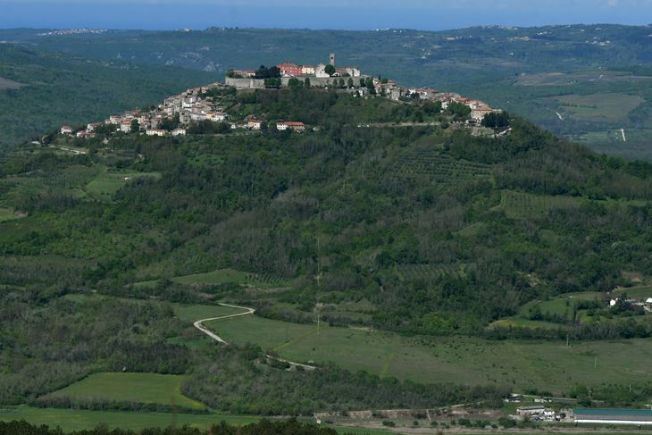 Pogled iz Zamaska na Motovun (snimio Milivoj Mijošek)