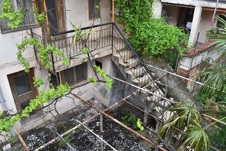 Napuštena kuća u Rizzijevoj ulici, susjed se ne odaziva na apele susjeda (snimio Duško MARUŠIĆ ČIČI)
