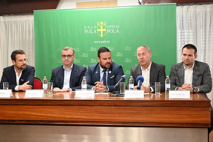 Najava konferencije u Komunalnoj  palači (snimio Danilo MEMEDOVIĆ)