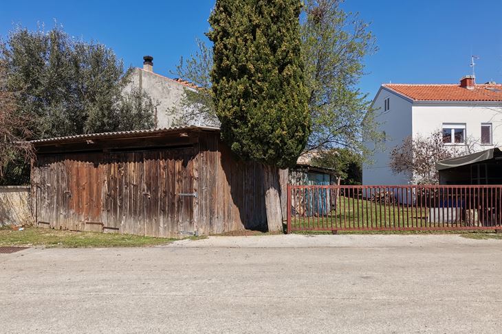 Barake s azbestnim krovovima u Fažani