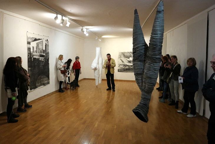 Otvaranje izložbe među radovima Josipe Štefanec i Anite Šurkić (Snimio Luka Jelavić)