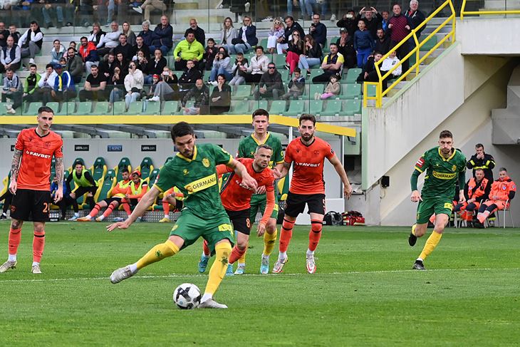 PRVI REALIZIRANI PENAL U SEZONI - Frano Mlinar bio je siguran s "bijele točke" (Snimio Danilo Memedović)