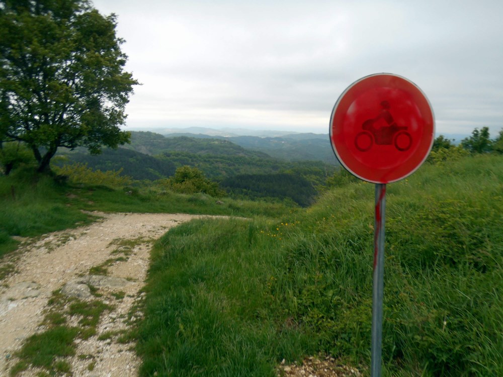 Kod Gračišća su stavili i znak zabrane (Snimio Anđelo Dagostin)