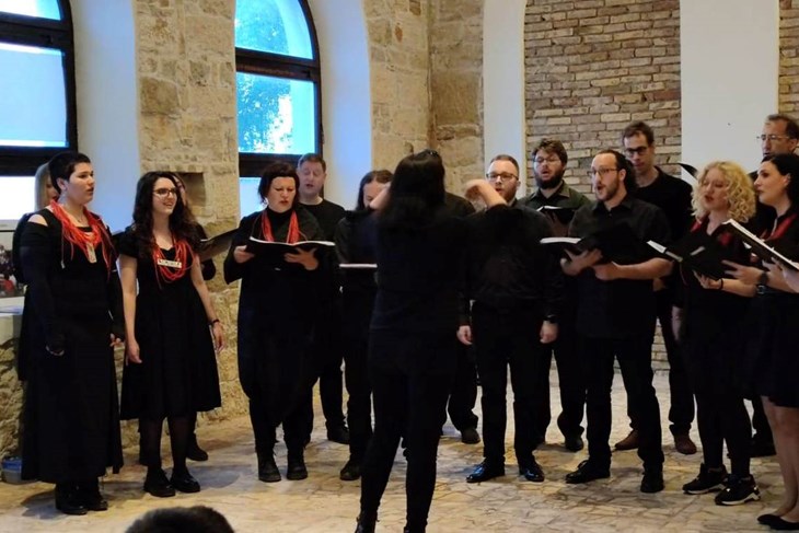 Višeglasni zagrljaj je postao već tradicionalno zbivanje