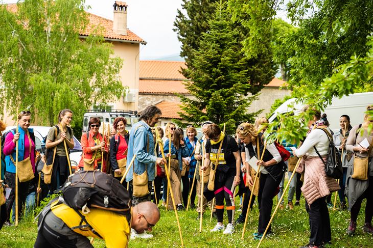 Poznati travar i sudionik svih dosadašnjih Festivala, Franko Zgrablić iz Svetog Petra u Šumi vodio je zainteresirane na pokazno branje bilja kršanskim livadama