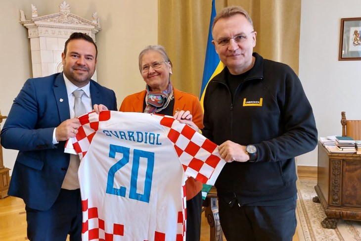 Zoričić predaje dres (snimio Dragan NIKOLIĆ)