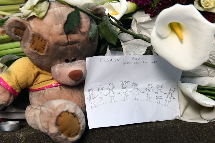Nakon tragedije u OŠ Vladislav Ribnikar poruke i darovi za poginulu djecu(foto Robert Fajt / CROPIX)