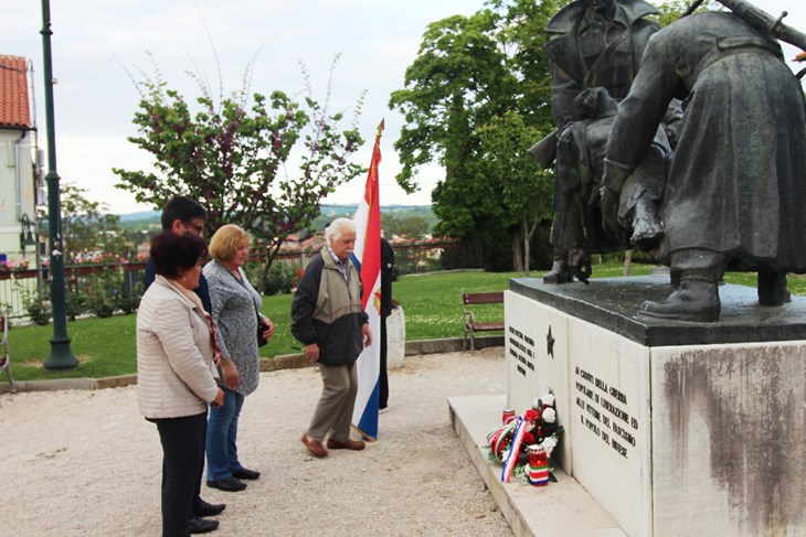 Polaganje vijenca uz spomenik palim borcima u središtu Buja