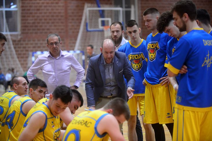 POSLJEDNJI DOMAĆI NASTUP - Marko Kovačević okružen igračima Stoje (Snimio Dejan Štifanić)
