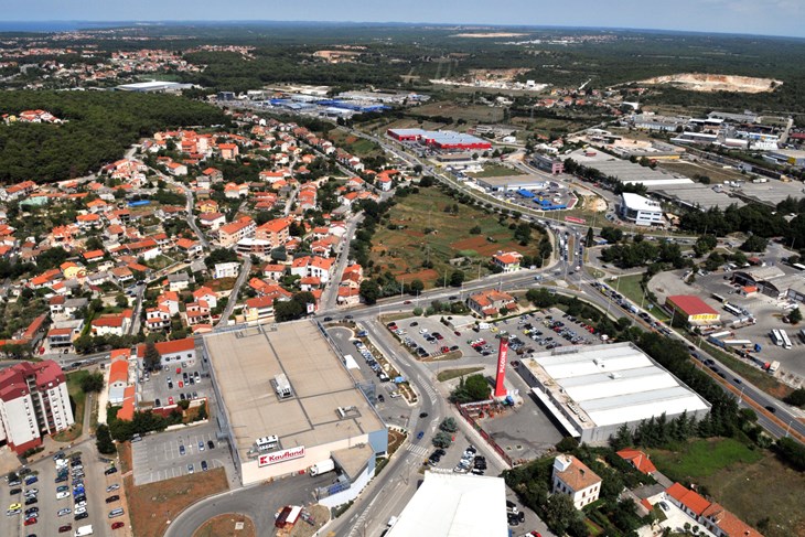 U gornjem djelu fotografije vidljivi su Veli Vrh i Šijana koji još nemaju priključak na kanalizaciju