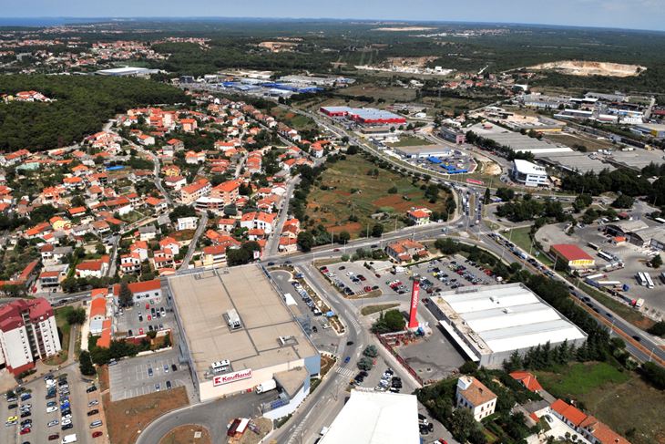 U gornjem djelu fotografije vidljivi su Veli Vrh i Šijana koji još nemaju priključak na kanalizaciju