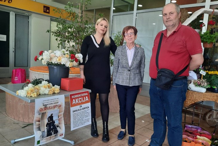 Katarina Filipović predsjednica SDP-a Labin, Nevenka Belušić, predsjednica Foruam žena SDP-a i predstavnik Udruge osoba s invaliditetom Nedžad Isanović-U humanitarnoj akciji za Danijela Sertića prikupljeno 680 eura (snimio Branko BIOČIĆ)