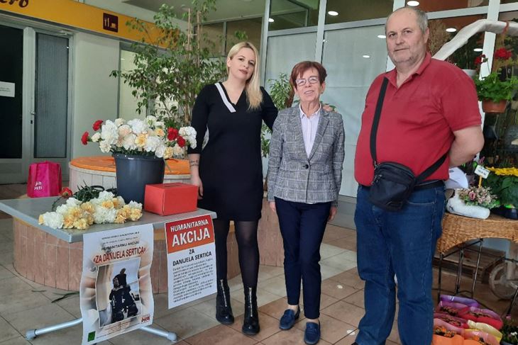 Katarina Filipović predsjednica SDP-a Labin, Nevenka Belušić, predsjednica Foruam žena SDP-a i predstavnik Udruge osoba s invaliditetom Nedžad Isanović-U humanitarnoj akciji za Danijela Sertića prikupljeno 680 eura (snimio Branko BIOČIĆ)
