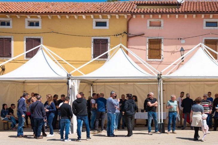 Smotra je održana na krničkoj placi (Foto: TZ Marčane)