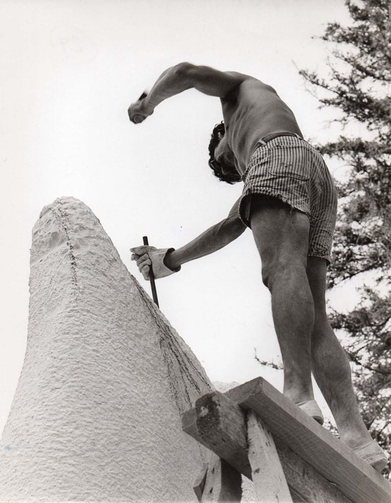 Kipar Robert Dubourg tijekom rada na skulpturi 1973. godine (Foto: MKS)