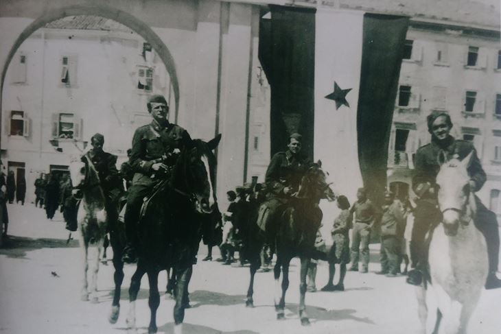 Svečani mimohod boraca 43. istarske divizije uoči Zbora oslobođenja u Areni 13. svibnja 1945. (Foto: Povijesni i pomorski muzej Istre)