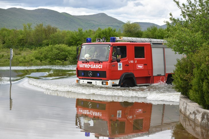 U Gračacu su poplavljene ulice (Snimio Luka Gerlanc / Cropix)