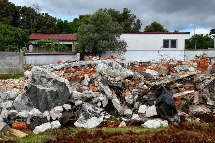 U Ulici Put za Paleru u Ližnjanu vlasnik je jučer sam srušio bespravnu vikendicu  (Snimio Milivoj Mijošek)