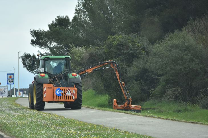 Košnja na pulskoj obilaznici (snimio Duško MARUŠIĆ ČIČI)