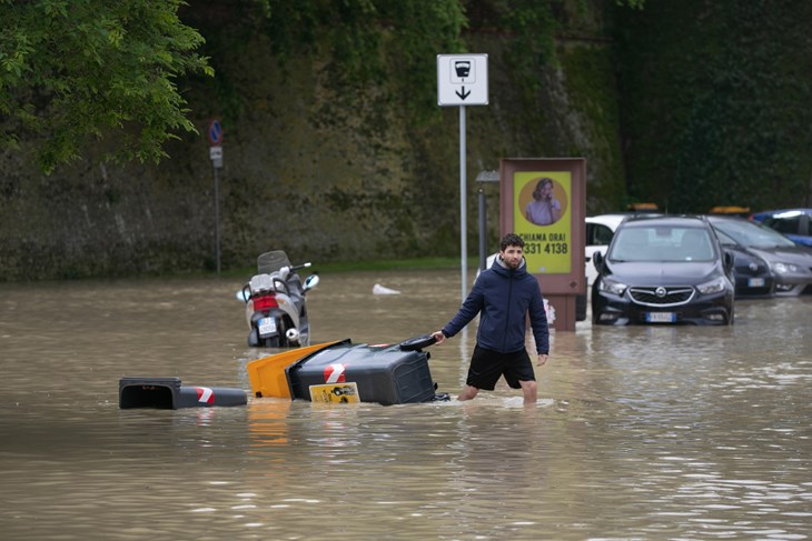Prizor iz talijanske regije Emilia Romagna koja je pogođena velikim poplavama (foto: EPA/Emanuele VALERI)