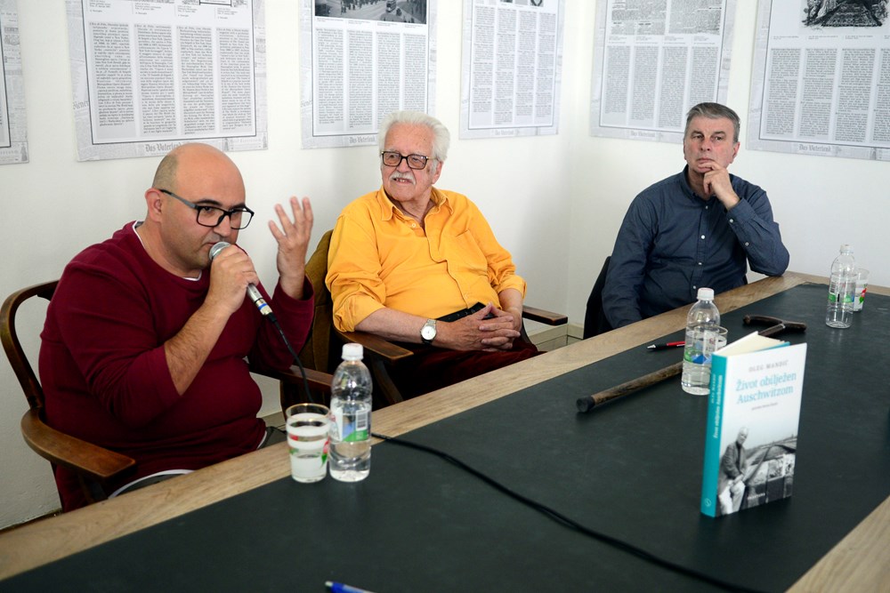 S predstavljanja knjige u Sveučilišnoj knjižnici u Puli (Snimio Dejan Štifanić)