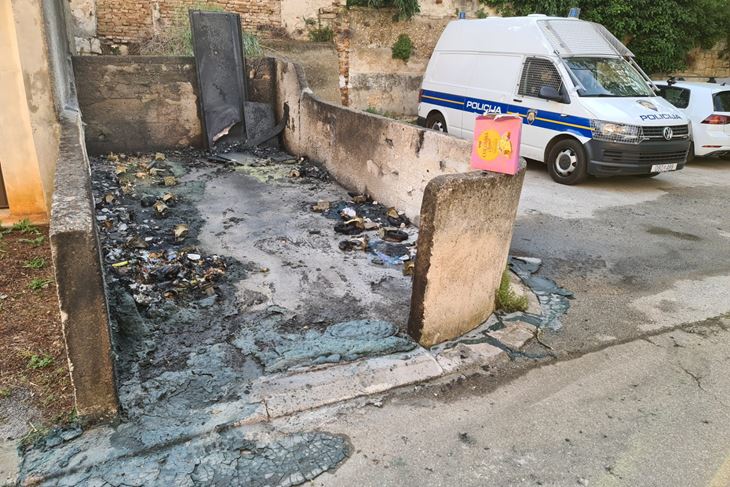 Izgorjelo je sedam kontejnera (snimio Amir MUSEMIĆ)