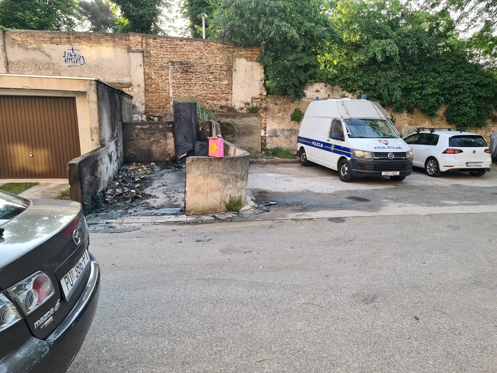 Noćas je izgorjelo sedam kontejnera u Kochovoj ulici u Puli (snimio Amir MUSEMIĆ)