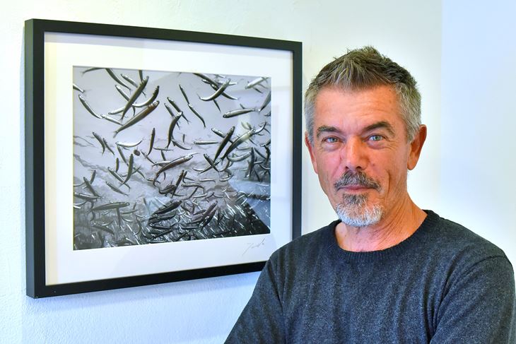 Branislav Danevski kraj jedne od fotografija koje idu na aukciju (snimio Duško MARUŠIĆ ČIČI)